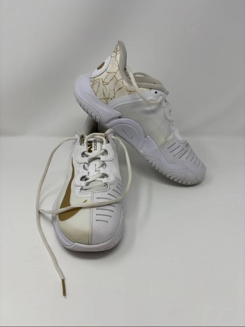 Nike | White Sneakers with Gold Swoosh air zoom court DX0341-100 8.5